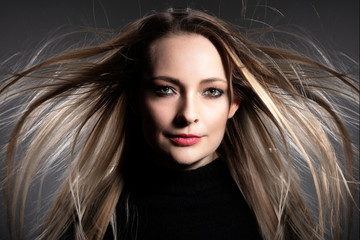 Obraz premium Fashion Model Gesicht mit fliegenden Haaren Nahaufnahme