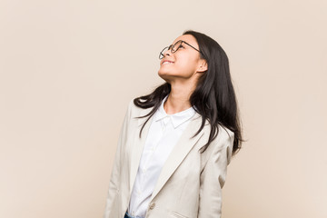 Obraz premium Young business chinese woman dreaming of achieving goals and purposes
