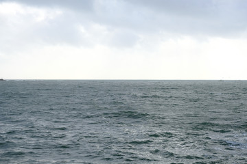 Fototapeta premium Le ciel , la mer et l'horizon .