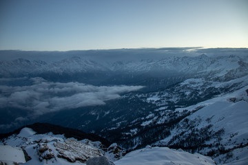 Obraz premium A view of a himalayan snow capped mountains from the summit of a himalayan mountain