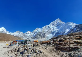 Papier Peint photo Lhotse Village de Gorak Shep et montagne Lhotse à l& 39 arrière. Trek du camp de base de l& 39 Everest : de Lobuche à Gorak Shep, Népal, Himalaya.