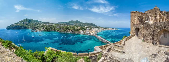 Photo sur Aluminium Naples Paysage avec Porto Ischia, vue sur le château aragonais, île d& 39 Ischia, Italie