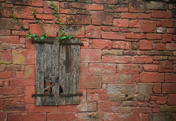 fenêtre ancienne sur un mur rouge
