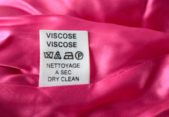 Wei&szlig;es Label auf pink - Viskose - chemische Reinigung