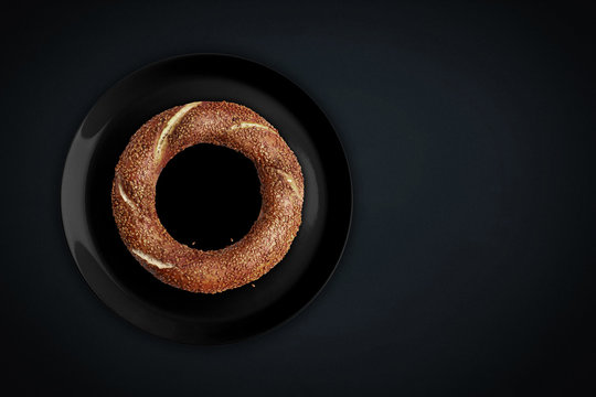 "Simit" Turkish bagel in a black plate.