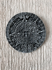 Medallón con calendario azteca sobre una pared