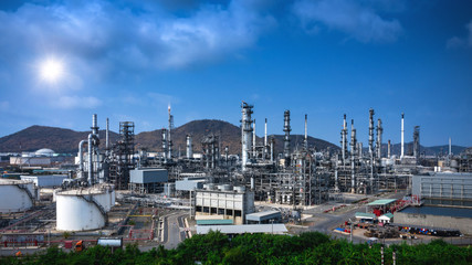 Obraz premium Oil and gas industrial refinery zone,Detail of equipment oil pipeline steel with valve from large oil storage tank