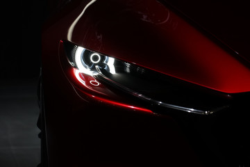 かっこいい自動車のヘッドライトのイメージ © kanzilyou