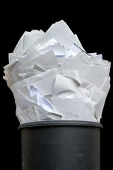 Voller Papierkorb zum Thema Digitalisierung und Druckkosten