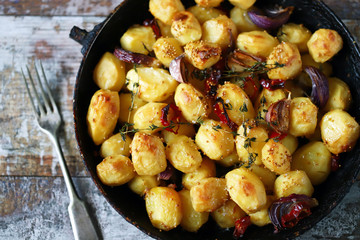 Baked potatoes in a pan. Selective focus. Macro.