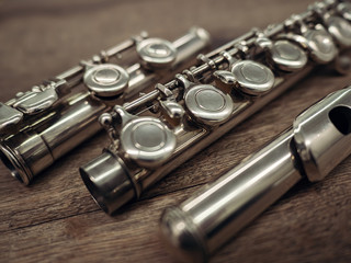 Fototapeta premium Teile einer Flöte auf einem Holztisch