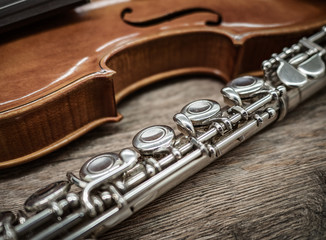 Violine und Flöte auf einem Holztisch
