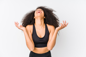 Young african american sporty woman screaming to the sky, looking up, frustrated.