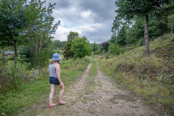 Naklejka premium young couple walking in the park