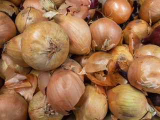 A pile of onions at a supermarket