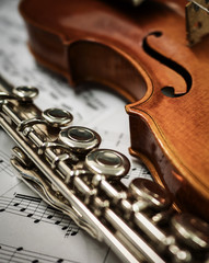 Violine und Flöte auf den Notenblättern