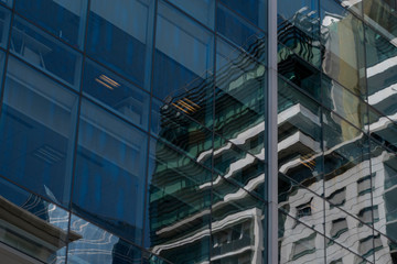 Obraz premium Building reflection on a facade of another building