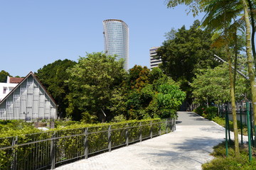 Tropische Parkanlage mit Wolkenkratzer in Kuala Lumpur