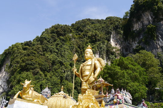 Tempeldach und goldene Statue Gott Murugan Batu Caves Kuala Lumpur
