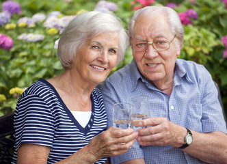 Altes Ehepaar trinkt gemeinsam Wasser