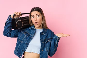 Fotobehang Palmboom Jonge blanke vrouw met een guettoblaster onder de indruk met kopieerruimte op palm.  © Asier