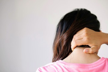 Fototapeta premium Pink shirt lady neck pain needs to see a doctor at the hospital