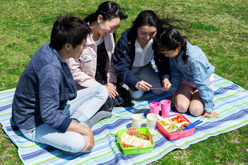 ピクニックをする家族