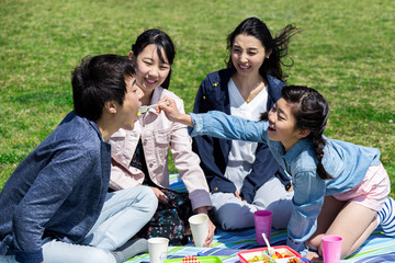 ピクニックをする家族