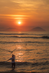 hombre pescando al amanecer 