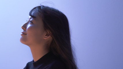 若い女性　笑顔