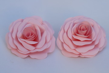 折り紙で作ったピンクのバラの花