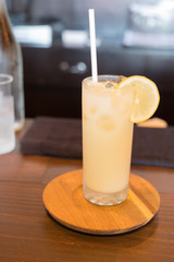 冷たいラッシーとレモン