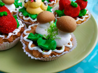Cake baskets with cream figures