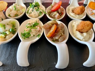 Tapas, amuse bouche dans cuillers