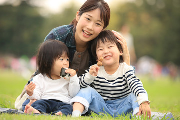 食事する親子