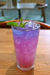 Color of Iced Butterfly Pea Flower Tea Changing after Adding Fresh Lime Juice