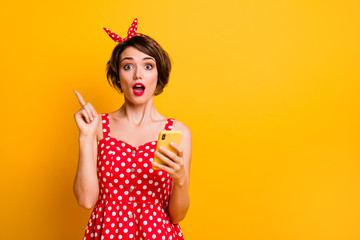 Portrait of astonished crazy girl use smartphone chatting think thoughts get wonderful idea raise...