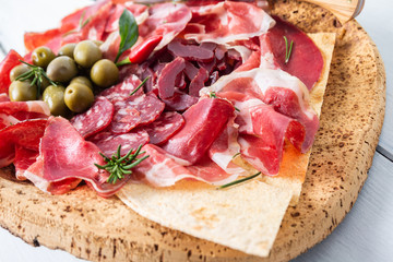 Vassoio di vari salumi italiani
