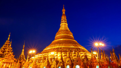A beautiful night view over the most famous Shwedagon pagoda in Yangon, Myanmar - obrazy, fototapety, plakaty