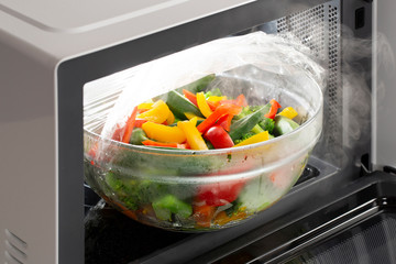 レンジを使った温野菜の調理シーン