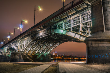 nocne oświetlenie Warszawskiego mostu Poniatowskiego - obrazy, fototapety, plakaty
