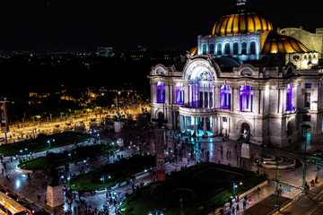 Fototapeta na wymiar Bellas Artes de noche con colores morado y naranja desde una vista media