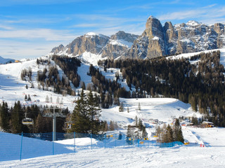 Eines der schönsten Skigebiete der Welt ist Alta Badia in den Dolomiten . Die vielen gepflegten Pisten in Verbindung mit den hohen Bergen machen das Gebiet sehr attraktiv