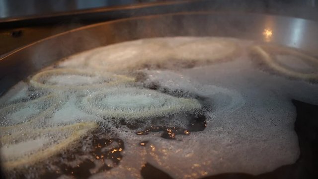 Fre&iacute;r churros en aceite t&iacute;pico de Espa&ntilde;a y M&eacute;xico HD