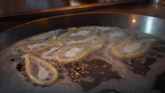 Fre&iacute;r churros en aceite t&iacute;pico de Espa&ntilde;a y M&eacute;xico HD