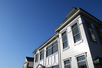 　倉敷市美観地区の外壁と青空のイメージ写真
