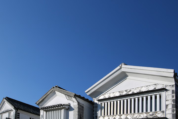 　倉敷市美観地区の外壁と青空のイメージ写真