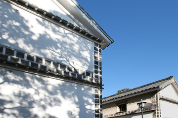 Fototapeta premium 倉敷市美観地区の外壁と青空のイメージ写真