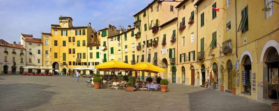 Fototapeta Town square in Lucca, Tuscany, Italy