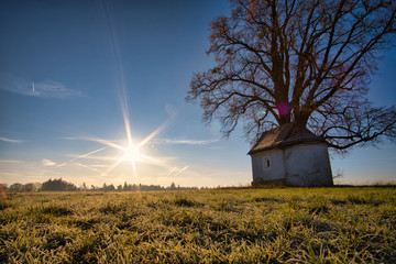 Kapelle im Morgentau